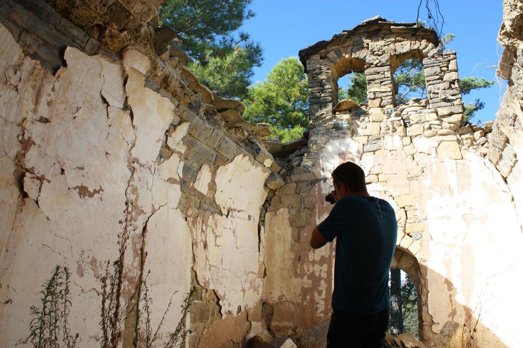 Cristian Laglera haciendo fotografías en una ermina en ruinas