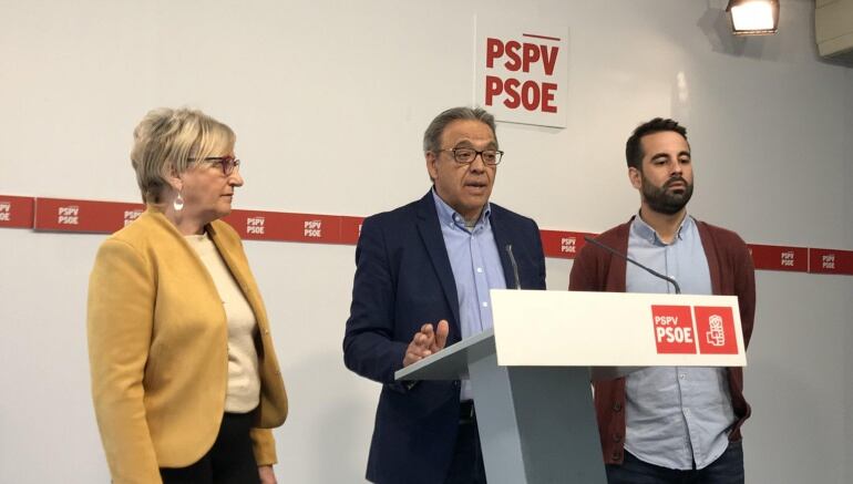 Manolo Mata, Ana Barceló y José Muñoz en rueda de prensa en la sede del PSPV