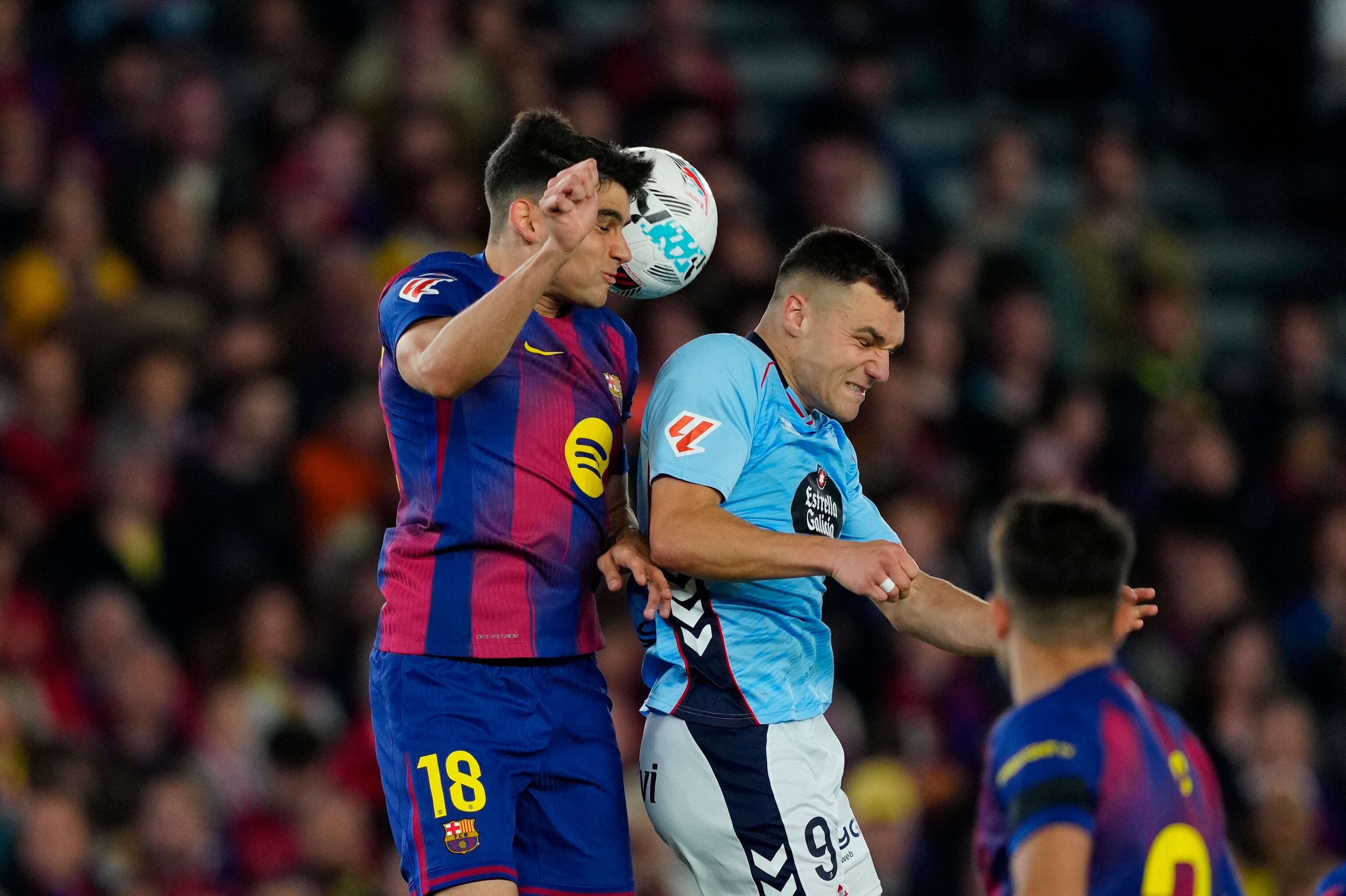 BARCELONA, 22/04/2026.- El defensa del FC Barcelona Gerard Martín (i) lucha con Ferrán Jutglà, del Celta, durante el partido de la jornada 33 de LaLiga que FC Barcelona y Celta de Vigo disputan hoy miércoles en el Camp Nou. EFE/Alejandro García