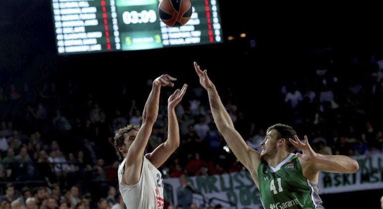 Sergio Llull lanza a canasta ante Darussafaka