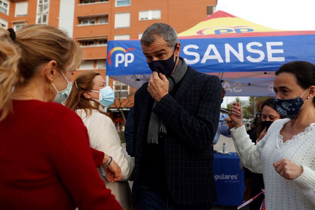 El exdiputado valenciano de Ciudadanos Toni Cantó (C) acude este miércoles a un acto de campaña electoral del Partido Popular en San Sebastián de los Reyes, Madrid