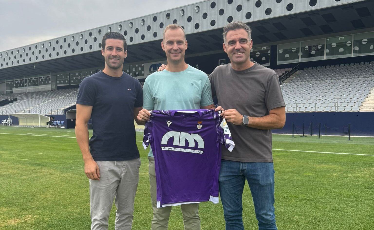 Emilio Muñoz con la camiseta del Real Jaén acompañado de Antonio Montiel y de Fran Anera, director general del club.