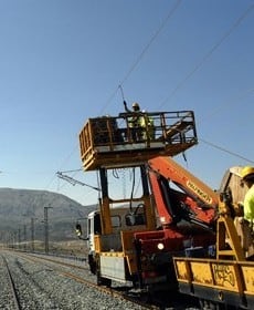 Operarios trabajando en las líneas de contacto o catenarias de la red ferroviaria jiennense