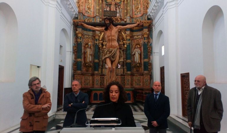 De izquierda a derecha, ante el Cristo de La Agonía, Lorenzo Pérez del Campo, Román Fernández-Baca, Maite Real, José Manuel Girela y Koldo Apestequi