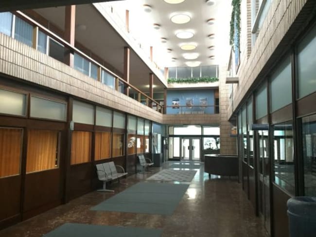 Pasillo central de la comisaría de la serie 'La verdad', una de las localizaciones principales