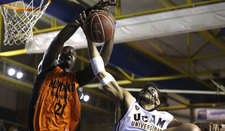 El pívot del Montakit Fuenlabrada Moussa Diagné (i) y el alero del UCAM Murcia Sardiel Rojas (c) luchan por un balón durante la 14º jornada de la liga Endesa.