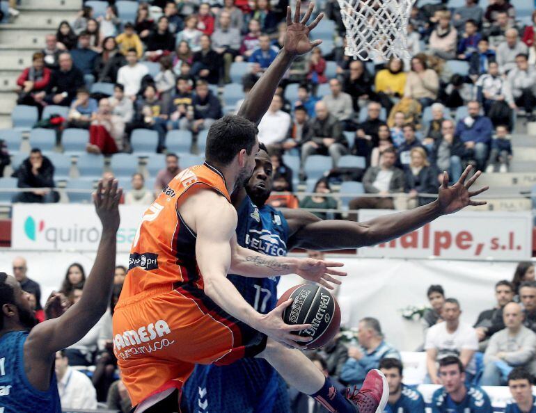 GRAF9188. SAN SEBASTIÁN, 08042018.- El ala-pívot estadounidense del GBC Delteco, Michael Fakuade (d) pelea el balón frente al escolta del Valencia, Rafa Martínez (i), durante el partido de la Liga Endesa de baloncesto disputado esta tarde en el Arena 2016