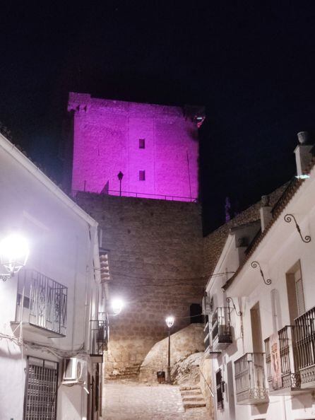 El Castillo de Jódar se ha iluminado de morado, en conmemoración del 25 N