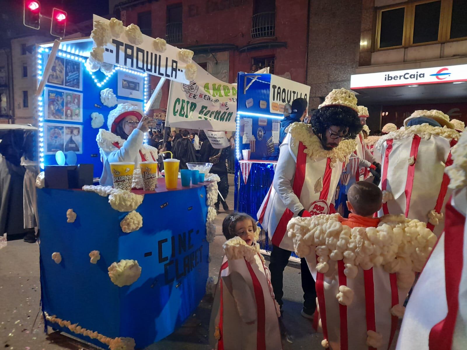 Desfile de carnaval en Aranda 2023, APA Colegio Claret disfraz El cine y las palomitas