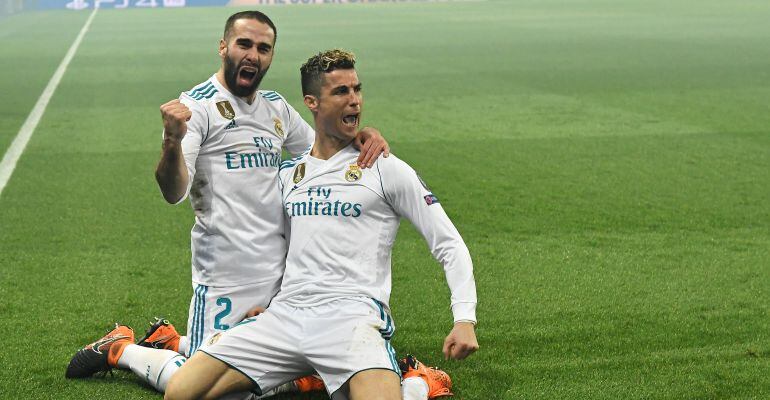 Cristiano Ronaldo festeja junto a Carvajal su gol en París