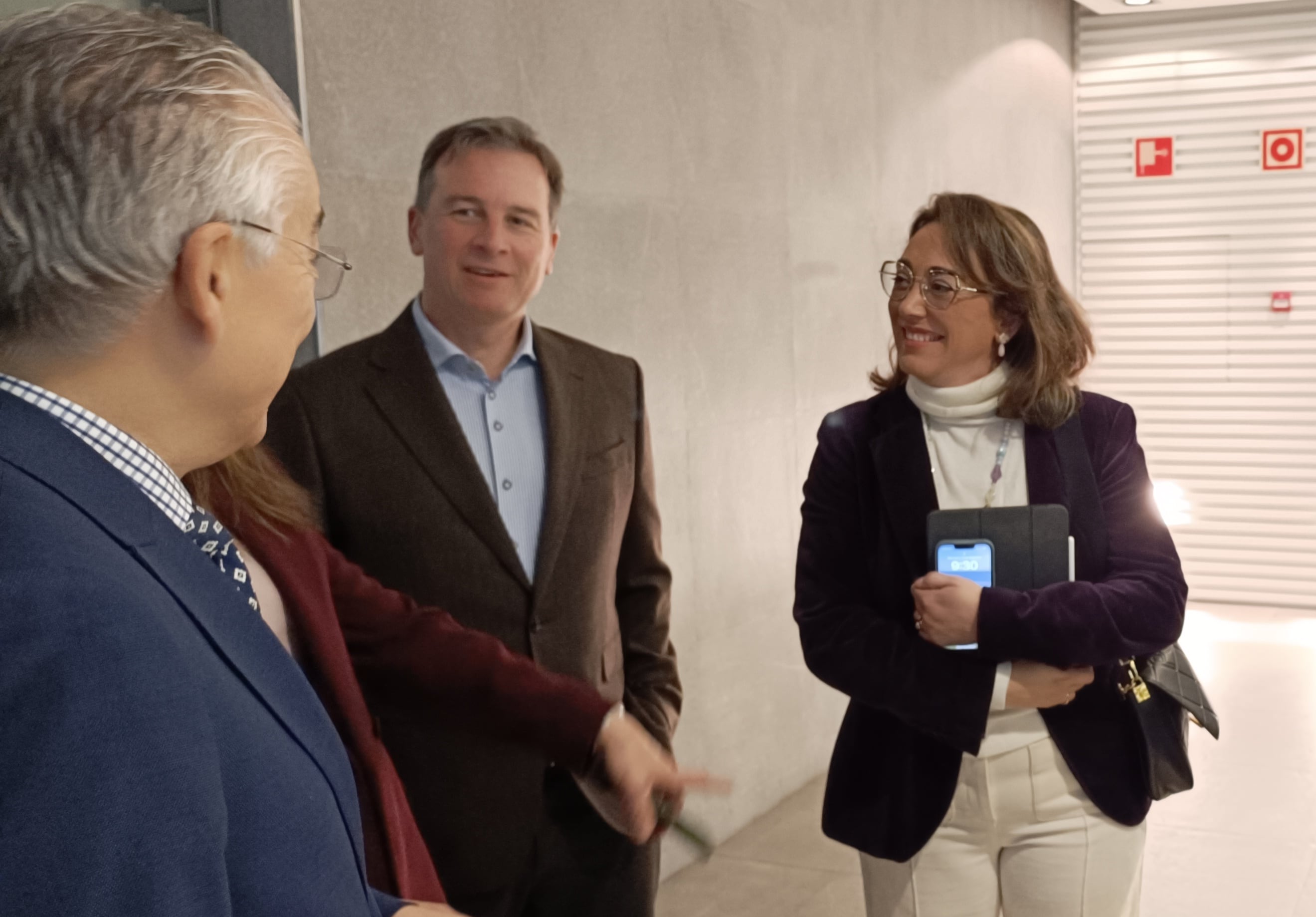La consejera de Agricultura y Ganadería de la Junta, María González Corral, con el presidente de la Diputación de Burgos, Borja Suárez, en una jornada en la Fundación Círculo sobre los retos del sector Primario en Castilla y León
