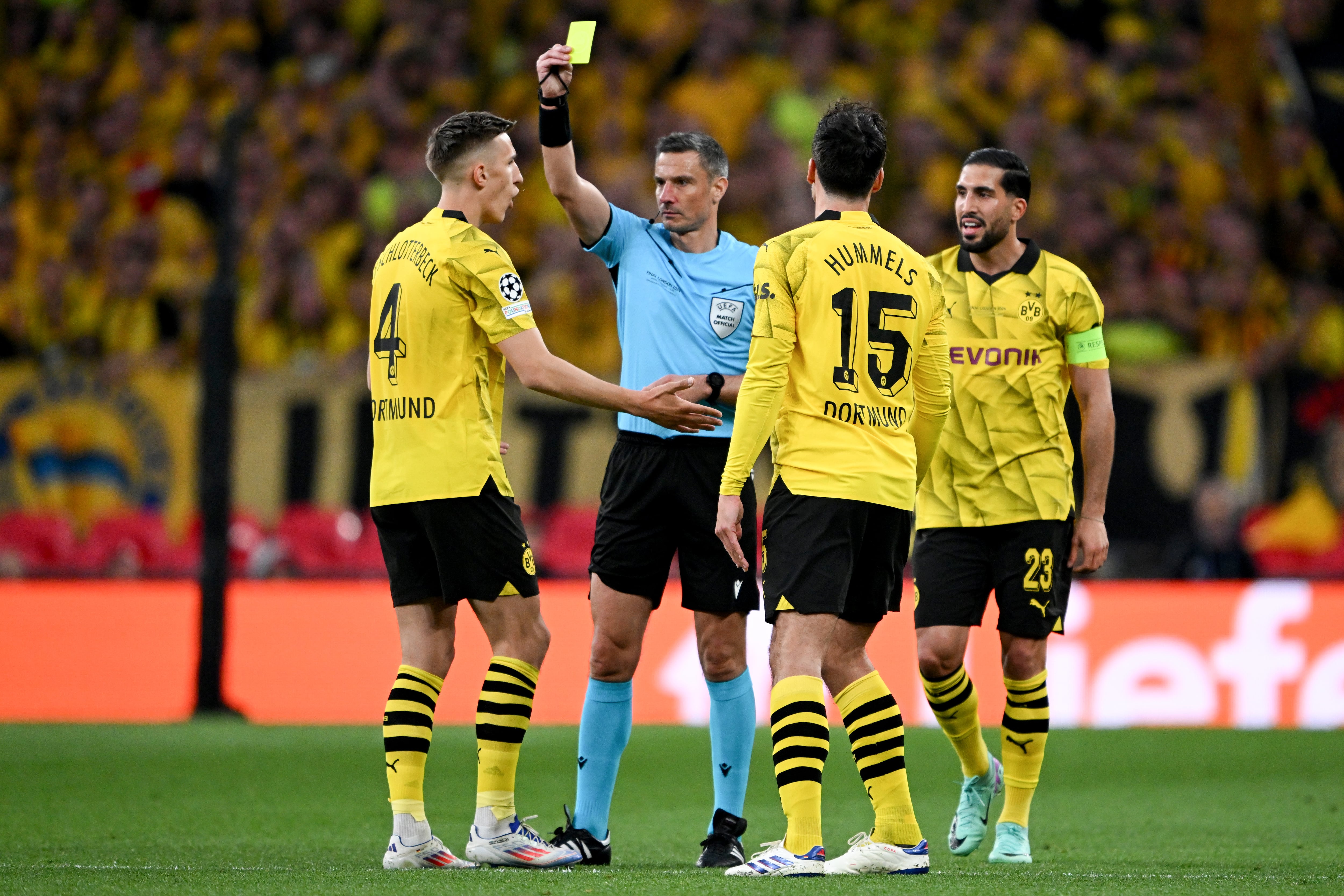 Nico Schlotterbeck recibe una tarjeta amarilla por protestar al árbitro Slavko Vincic en la final de la Champions League