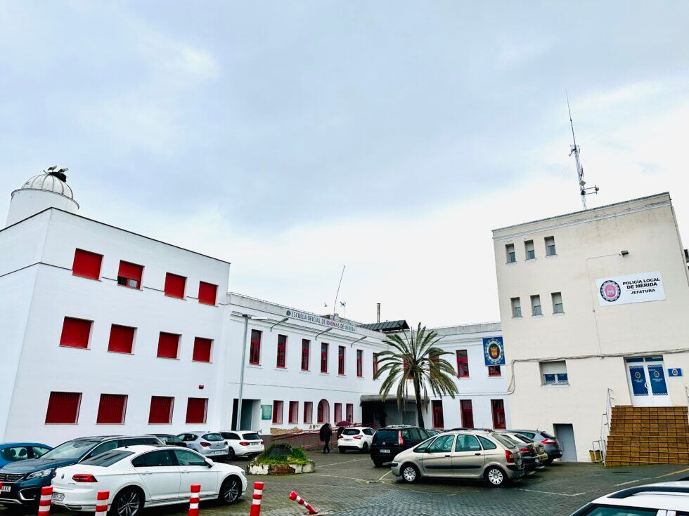 Sede de la Escuela Oficial de Idiomas de Mérida con la jefatura de la Policía Local a la derecha/Ayto. de Mérida.
