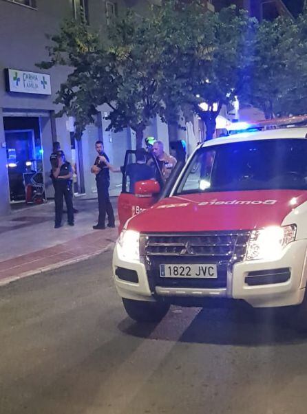 Bomberos en el incendio de Sax