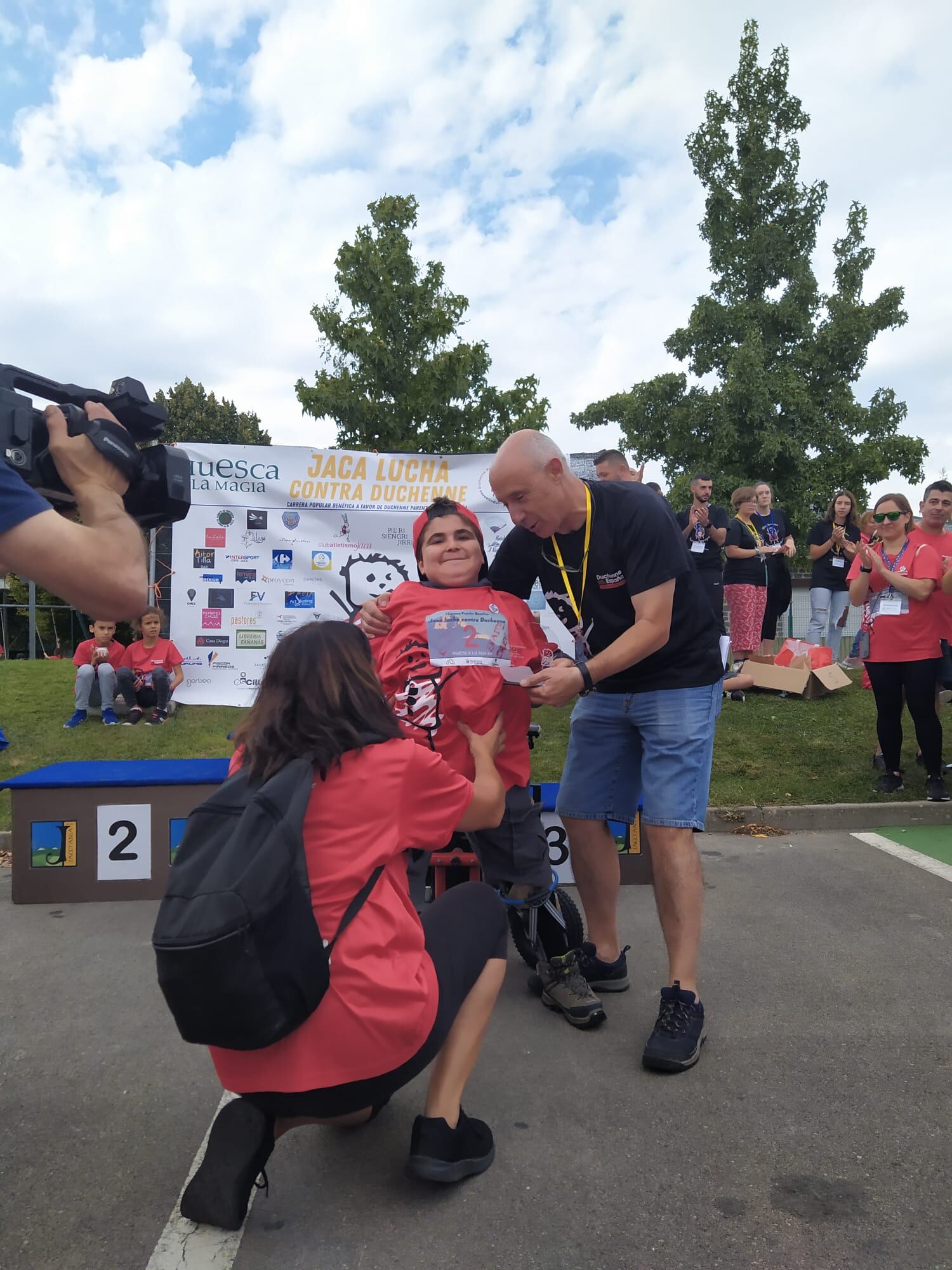 Iren, uno de los ganadores de esta marcha, quiso levantarse de su silla y simbolizó la lucha de los afectados por Duchenne