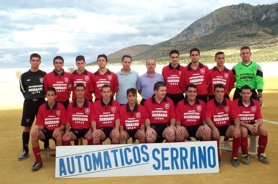 Foto oficial de la U.D. Jódar Al-Andalus, en temporada 2.002/03, Alfonso López Simarro, de pie, quinto por la izquierda