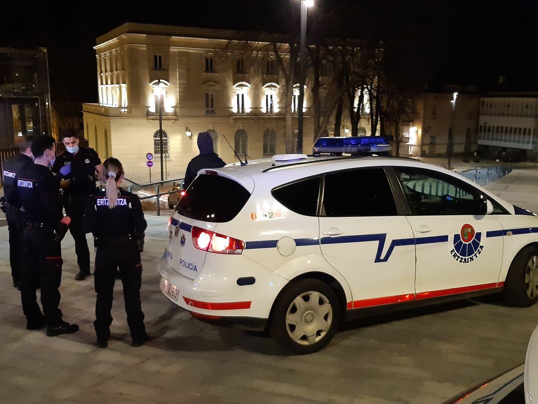 Agentes de la Ertzaintza durante un control nocturno, en una imagen de archivo