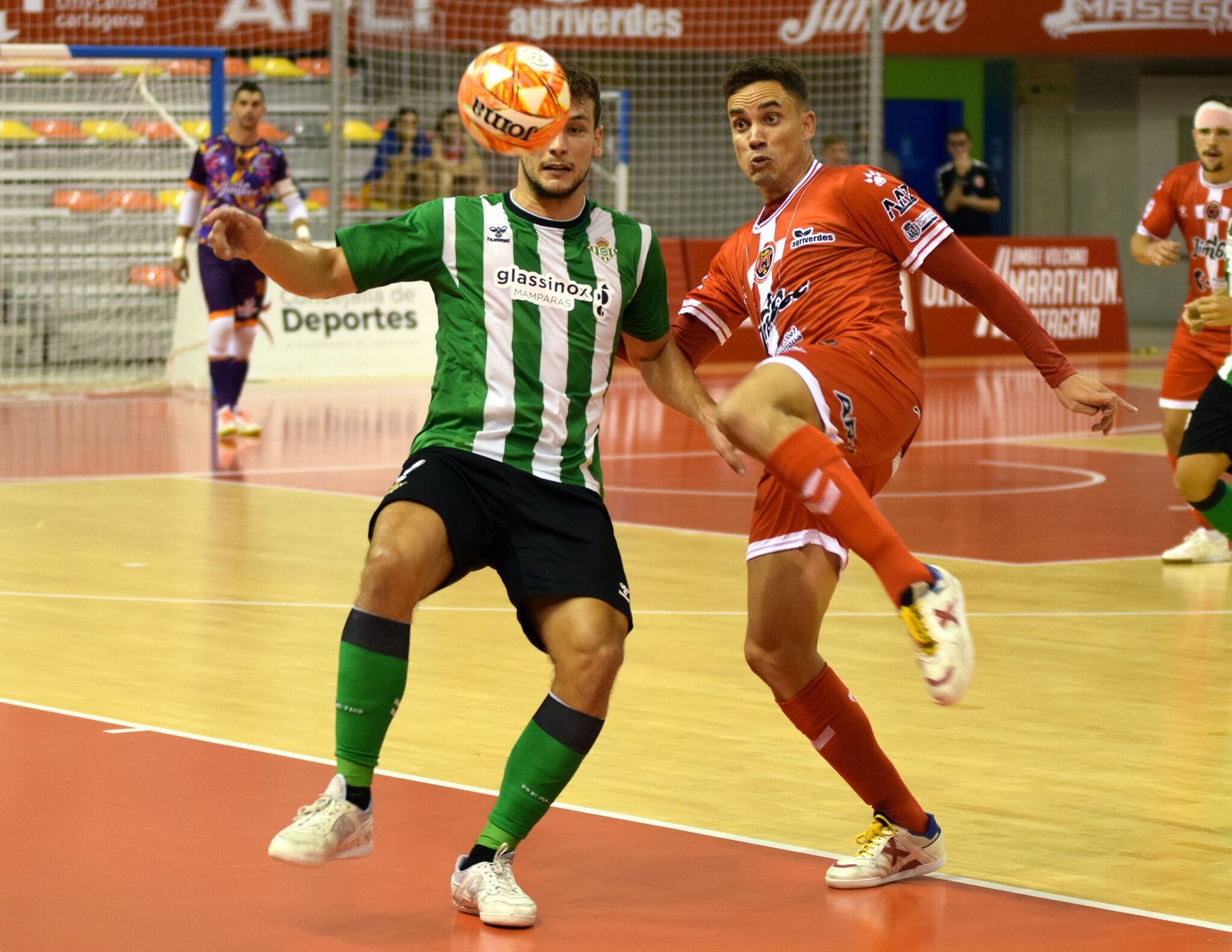 Jesús Izquierdo trata de despejar un balón durante el partido de la primera vuelta ante el Betis