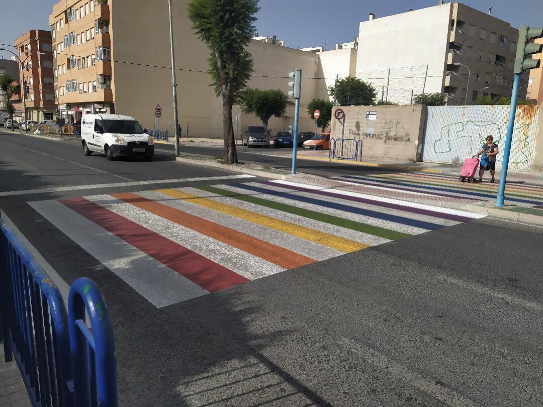 Paso de cebra pintado con colores de la bandera del arco iris en Novelda