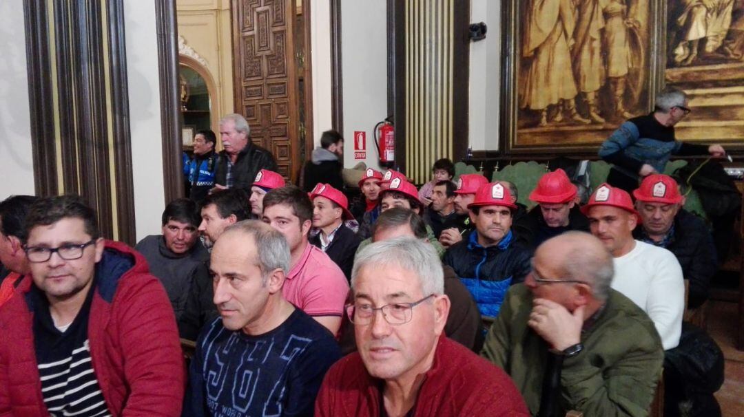 Miembros del Cuerpo de Bomberos en el Salón de Plenos del Ayuntamiento de Zamora