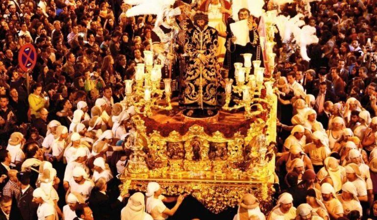 Relevo de costaleros en el paso de misterio del Señor de la Sentencia de la Hermandad de La Macarena