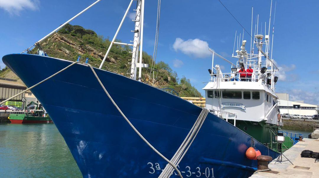 El barco Aita Mari, atracado en Pasaia.