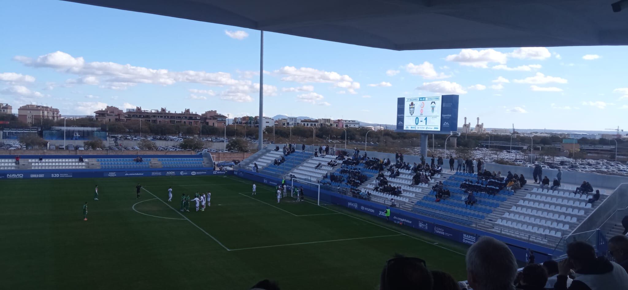 Instante del partido en el Estadi Balear entre el Atlético Baleares y el CD Alcoyano