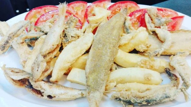 Pescaíto frito del Maty con tomates de Conil