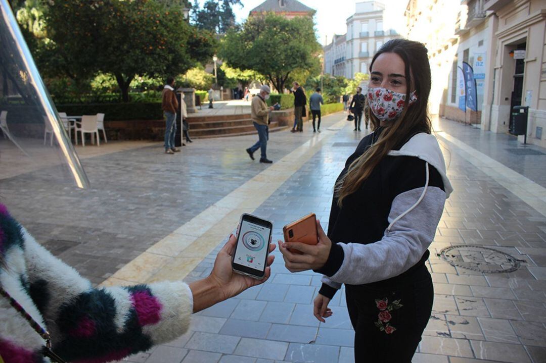 Dos jóvenes saludándose con la nueva aplicación