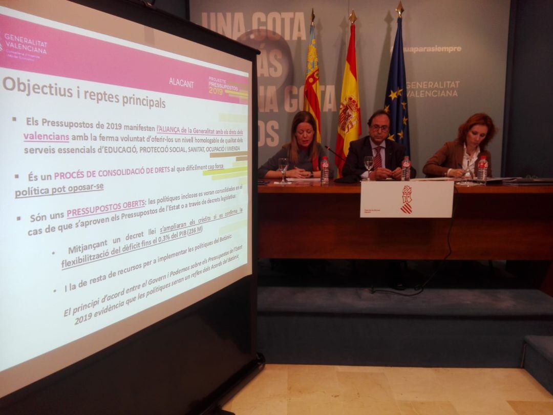 El conseller Vicent Soler (c), acompañado por la secretaria autonómica, Clara Ferrando (i), y la directora general de Presupuestos, Eva Martínez (d). 