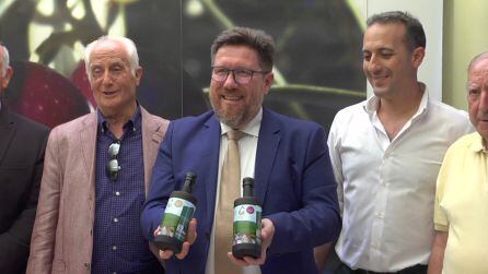 El consejero de agricultura exhibe dos botella de aceite con deominación de origen Sierra de Cazorla, junto al alcalde Antonio José Rodriguez, el presidente del la S.C.A. Aceites Cazorla, Ricardo Mendienta y el presidente del C.R.D.O.P Sierra de Cazorla, 