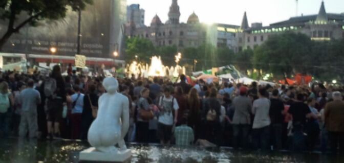 Imatge de plaça Catalunya durant la cassolada d&#039;aquest divendres.