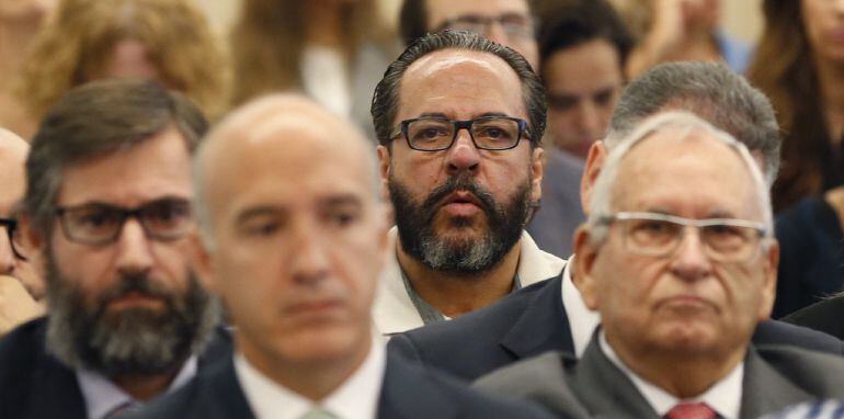 El supuesto cabecilla de la trama Gürtel en Valencia y jefe de Orange Market, Álvaro Pérez, "el Bigotes" (c), y el extesorero del PP Ángel Sánchís (d), durante el juicio