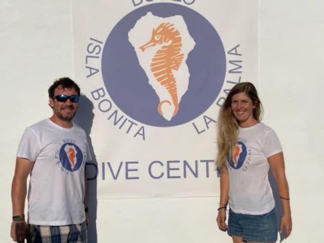 Rubén Solís junto a su compañera ante una promoción de su empresa de buceo