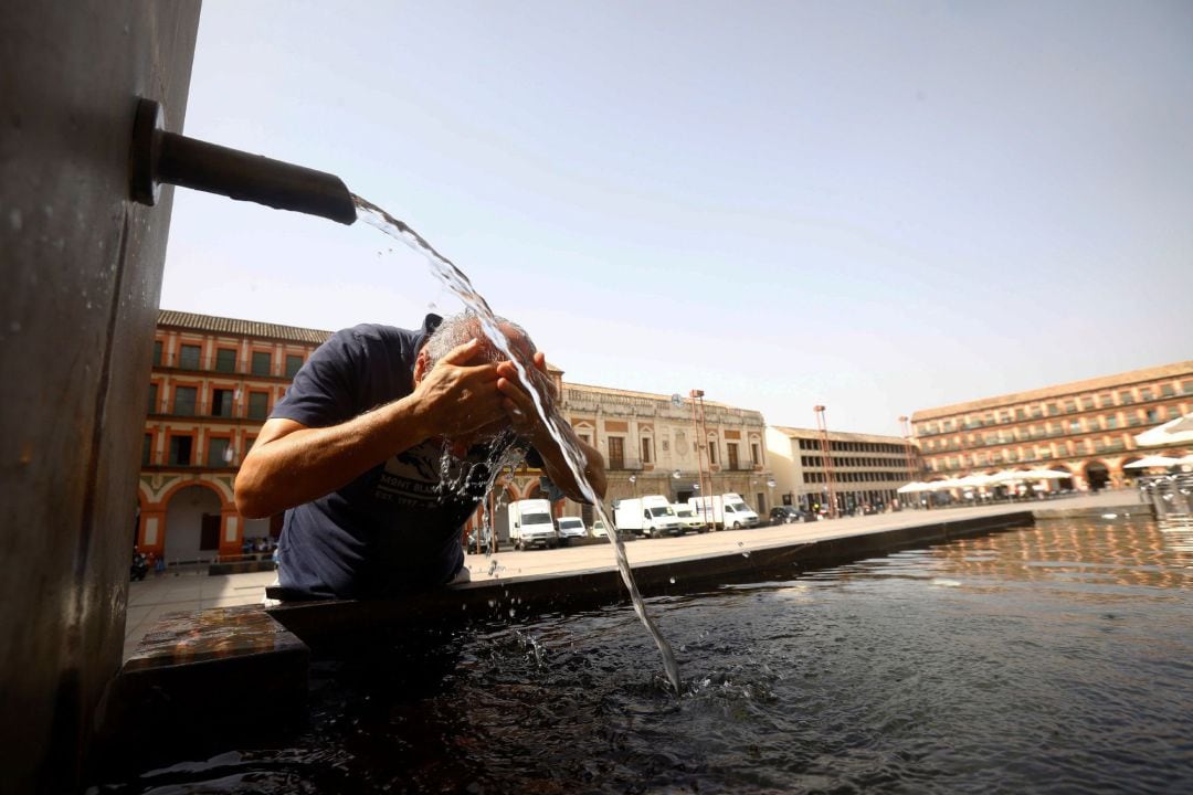 Un hombre se refresca en una de las fuentes de la ciudad, para aliviar las altas temperaturas, hoy sábado Córdoba continúa en aviso naranja por altas temperaturas.