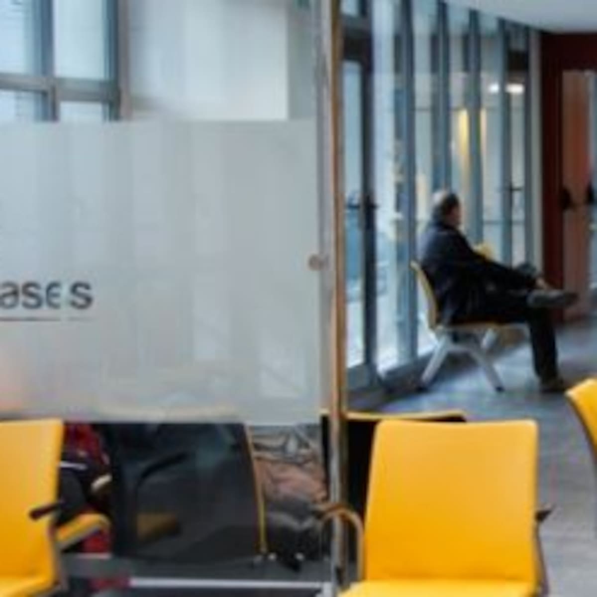 Los pacientes que esperan para operarse aumentan un 23 % en 2025 y la demora crece un 13 %