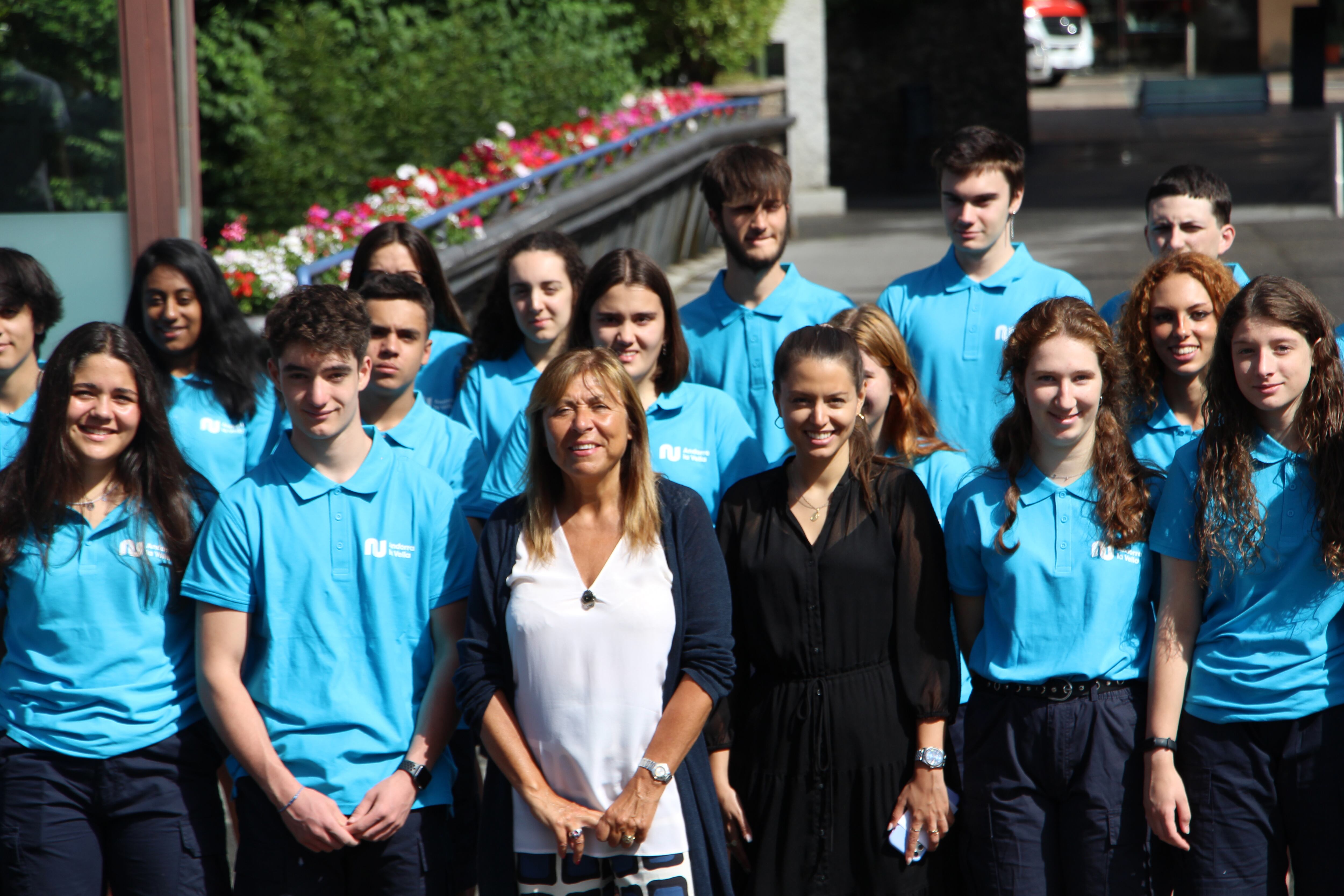 Els informadors turístics d'Andorra la Vella amb la cònsol major, Conxita Marsol, i la consellera de Desenvolupament Estratègic i Comercial i de Projectes Participatius, Meritxell López.