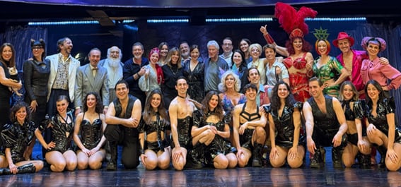 Gere con el reparto del musical en el Teatro Soho de Málaga, propiedad de Antonio Banderas