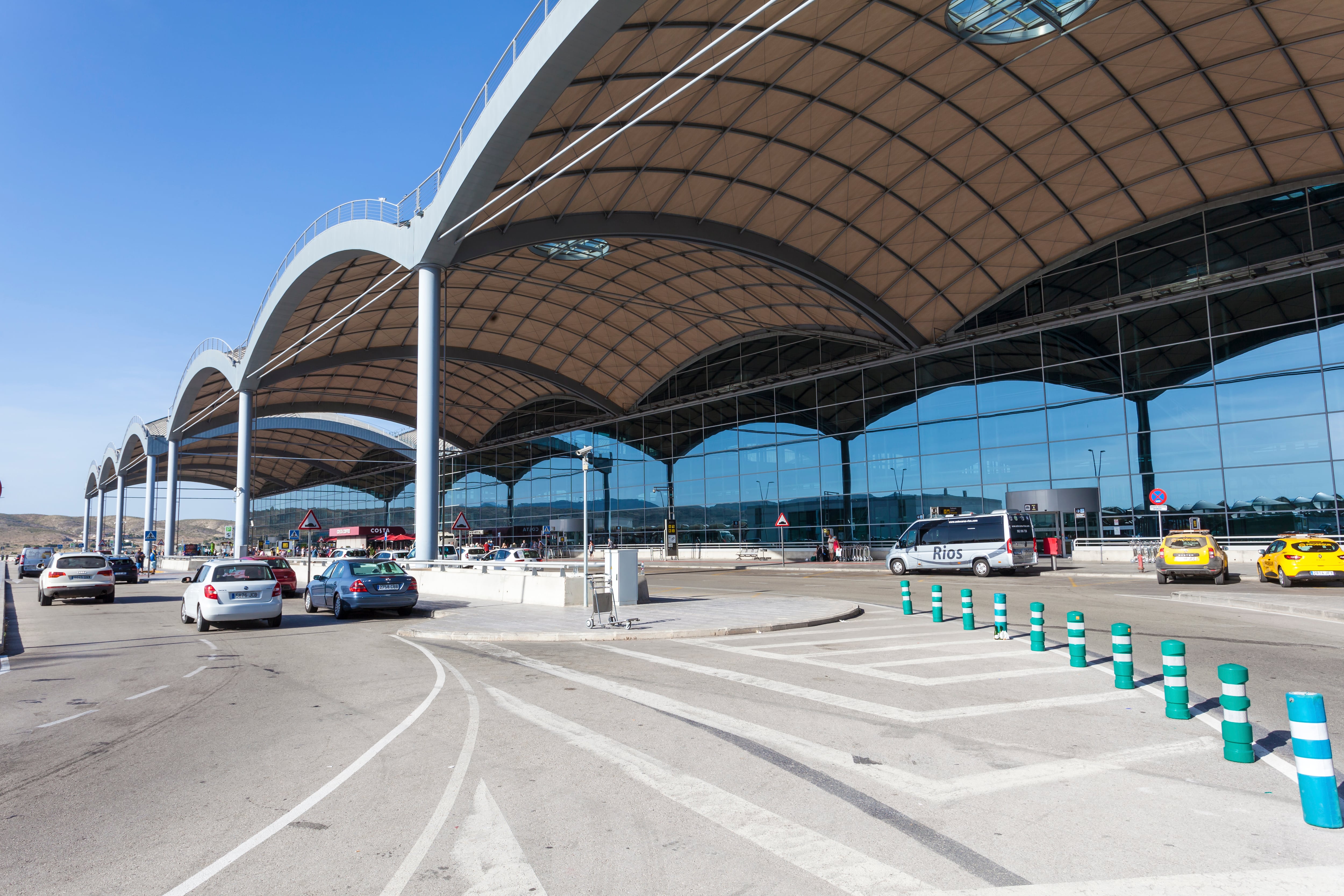 Exterior del aeropuerto de Alicante Elche Miguel Hernández