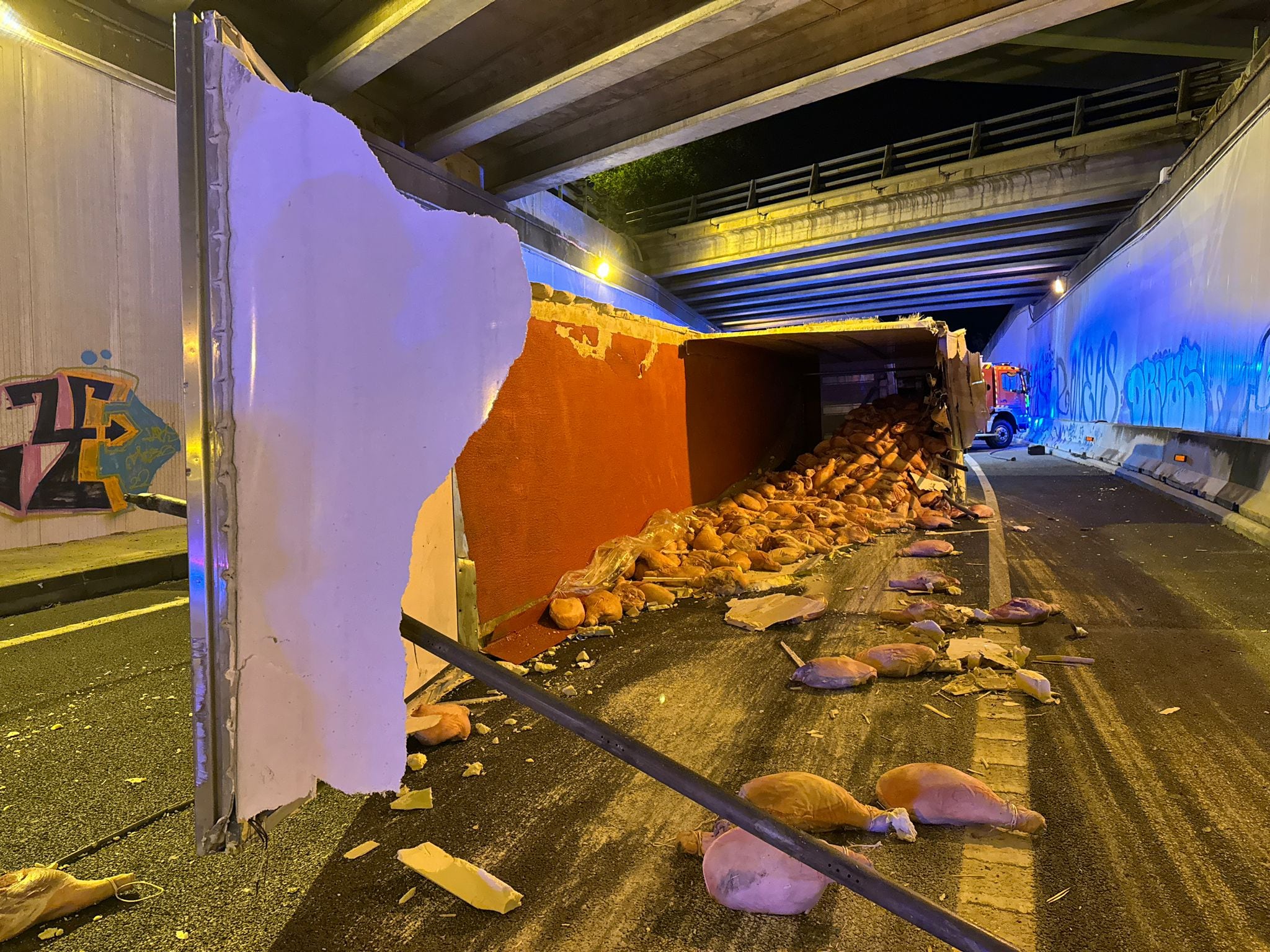 La carga del camión esparcida en la calzada