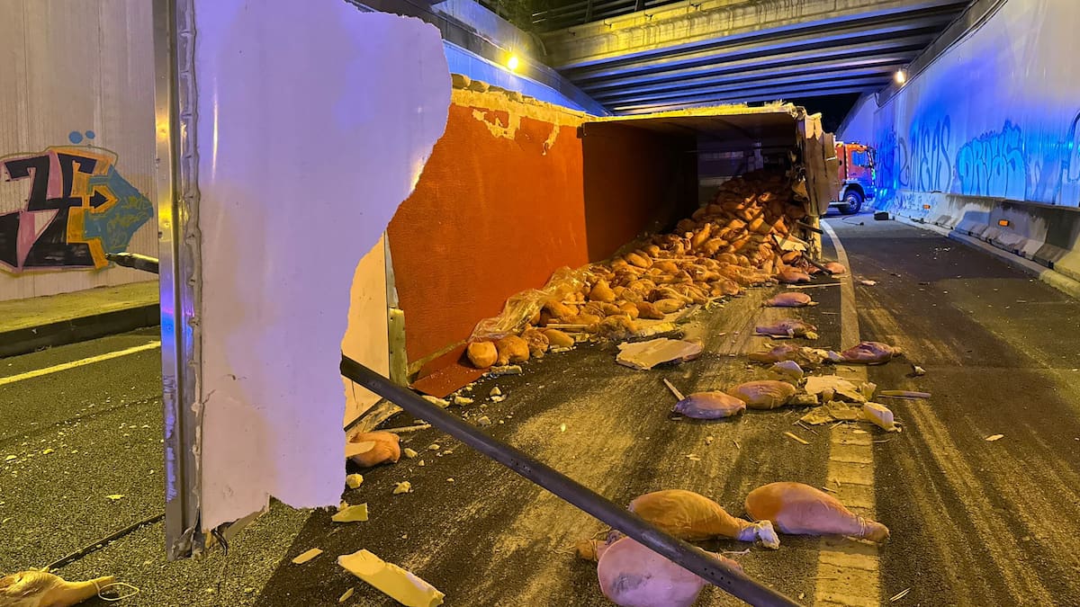 Lluvia de jamones por el accidente de un camión entre la R-4 y la M-50 en Getafe