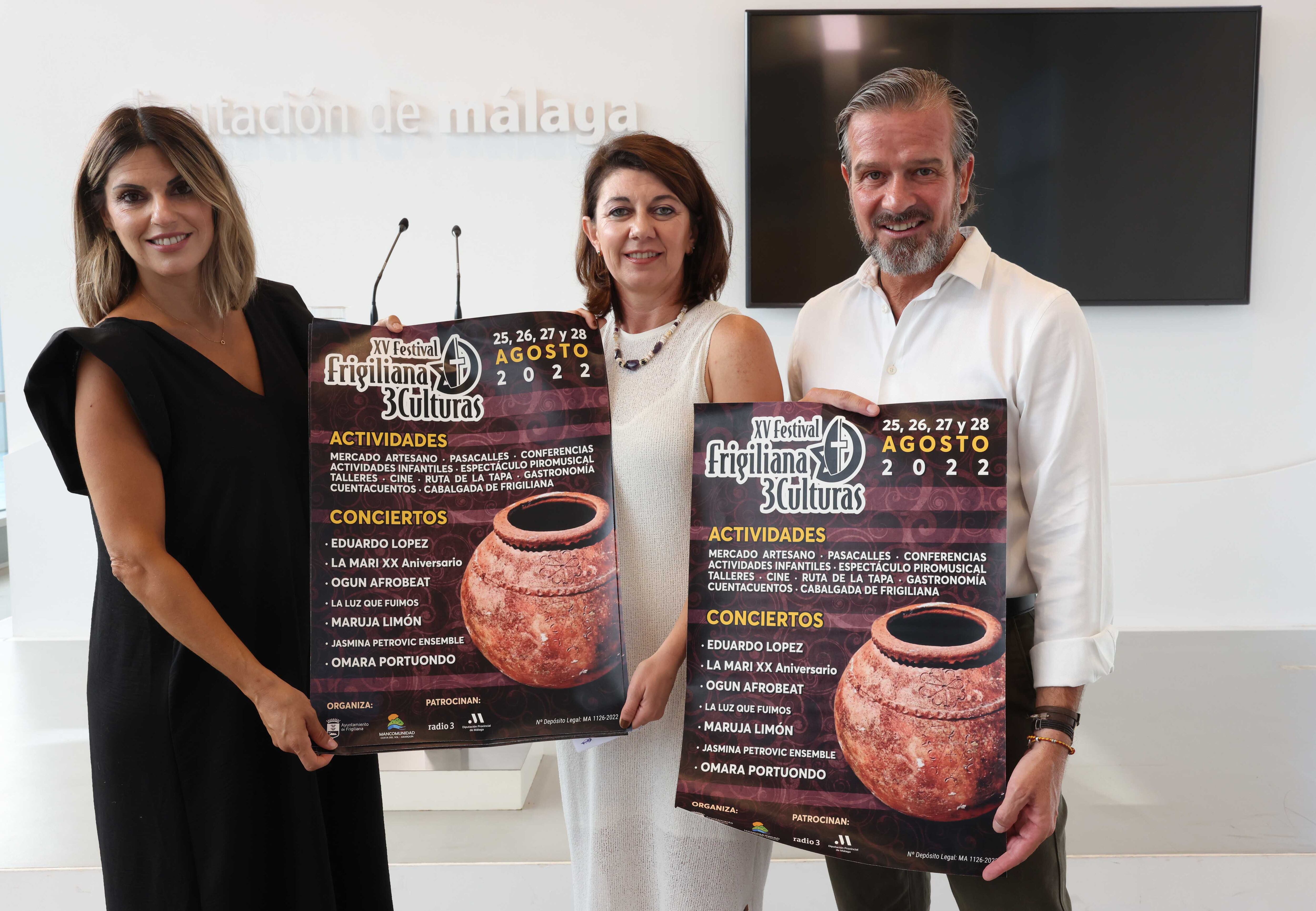 Ana Ruiz, directora artística del Festival Frigiliana Tres Culturas; Carmen Cerezo, concejala de Cultura de Frigiliana, y Víctor González, diputado de Cultura