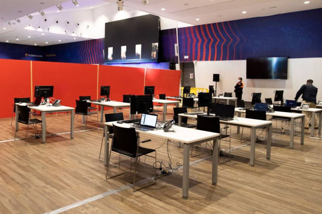 Mesas preparadas para la celebración del voto de censura