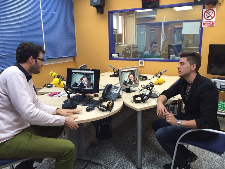 Enrique Árbol entrevista al cantante Álvaro Díaz en el estudio central de Radio Granada