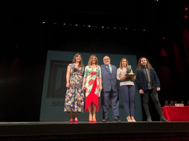 Encarna Talavera, junto a premiados, en la Gala de entrega de los I Premios Hora Cofrade