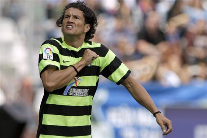 En una imagen de archivo, el delantero paraguayo Nelson Valdez celebra un gol con la camiseta del Hércules