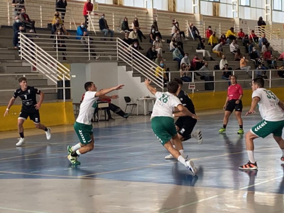 El Elda - C.E.E. suma dos puntos ante un inofensivo Elche (29-22)