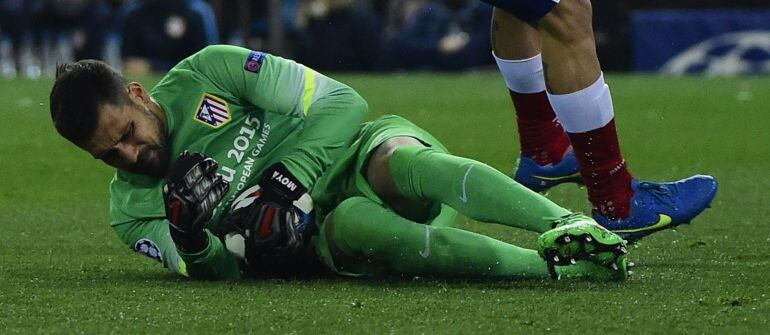 Leverkusen&#039;s goalkeeper Bernd Leno (bottom) vies with Atletico Madrid&#039;s Uruguayan defender Jose Maria Gimenez during the UEFA Champions League football match Club Atletico de Madrid vs Bayer Leverkusen at the Vicente Calderon stadium in Madrid on March 17