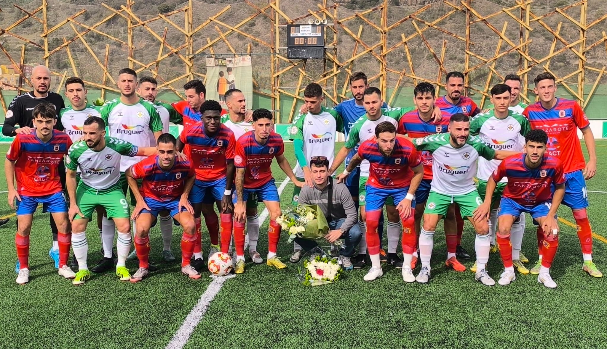 Jugadores de la UD Lanzarote y el Villa de Santa Brígida.