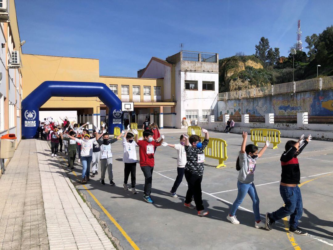 Un grupo de niños, protegidos con mascarilla, en el patio de su colegio. Imagen de archivo